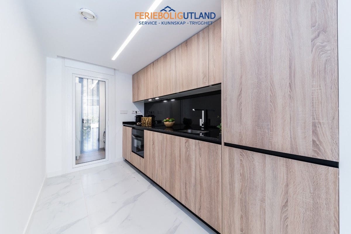 Apartamento de 2 habitaciones en Torrevieja en venta con piscina garaje - 495.000 € (Ref: 10012251)