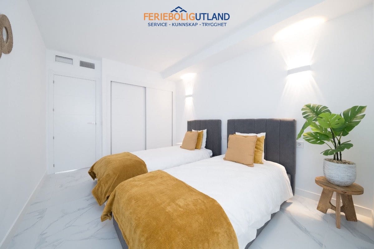 Apartamento de 2 habitaciones en Torrevieja en venta con piscina garaje - 495.000 € (Ref: 10012251)