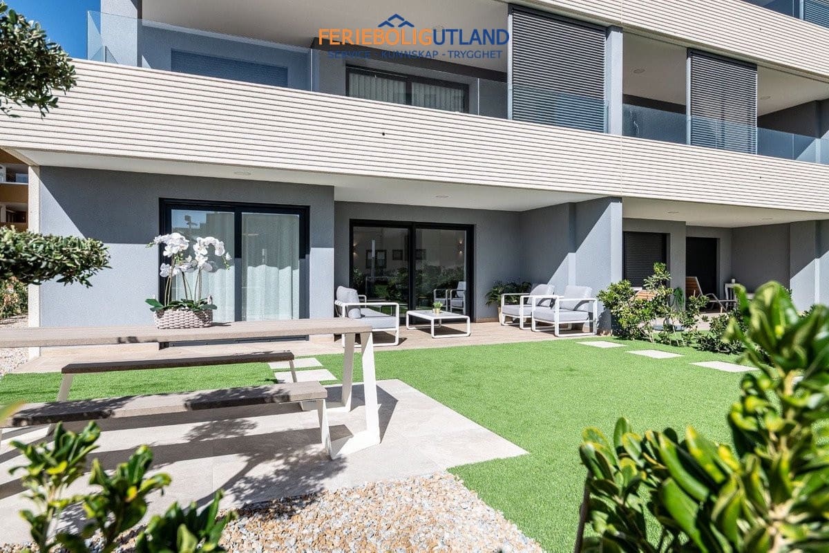 Apartamento de 2 habitaciones en Torrevieja en venta con piscina garaje - 495.000 € (Ref: 10012251)