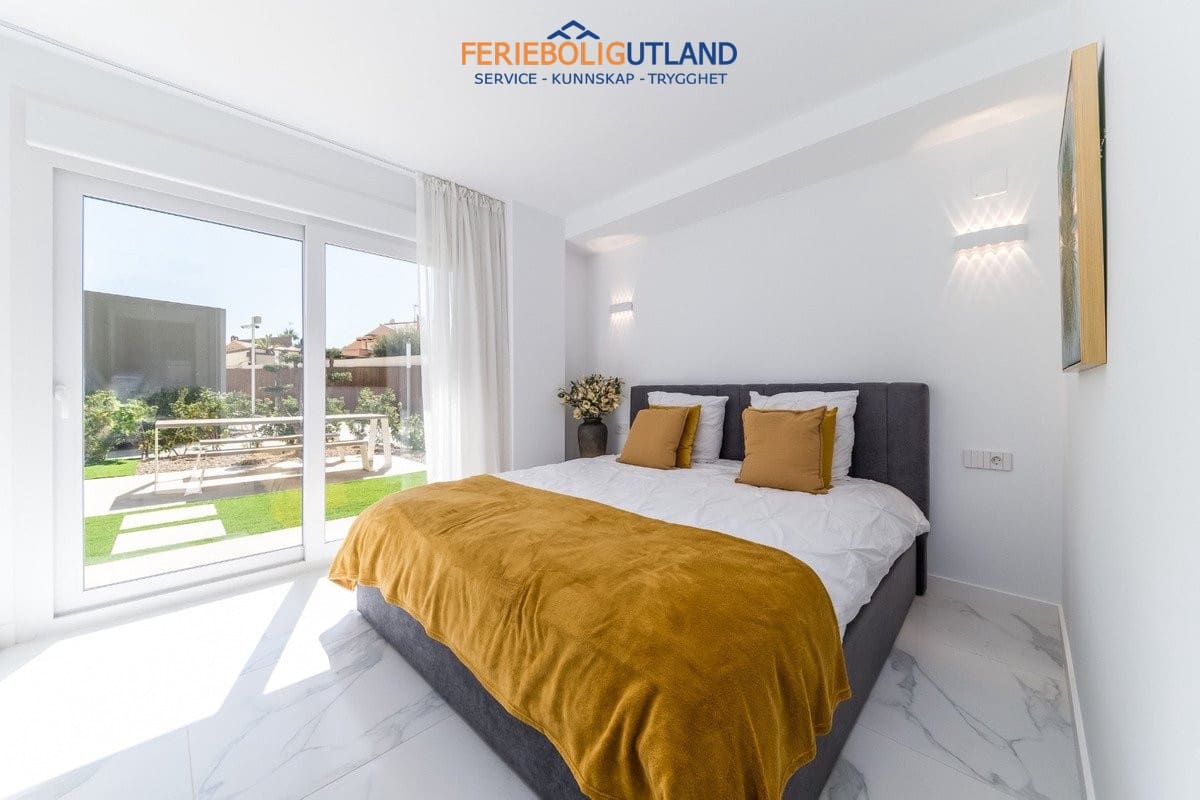 Apartamento de 2 habitaciones en Torrevieja en venta con piscina garaje - 495.000 € (Ref: 10012251)