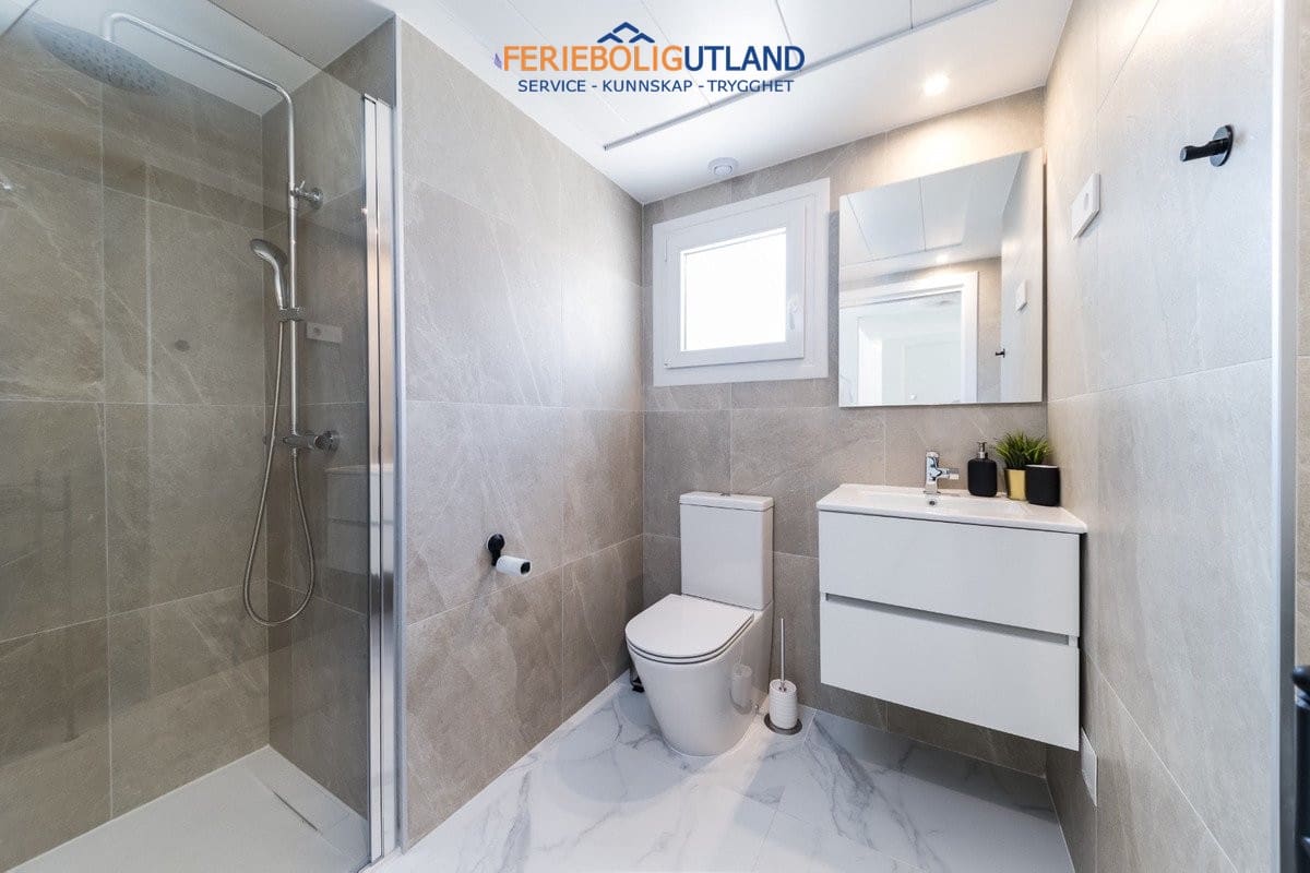 Apartamento de 2 habitaciones en Torrevieja en venta con piscina garaje - 495.000 € (Ref: 10012251)