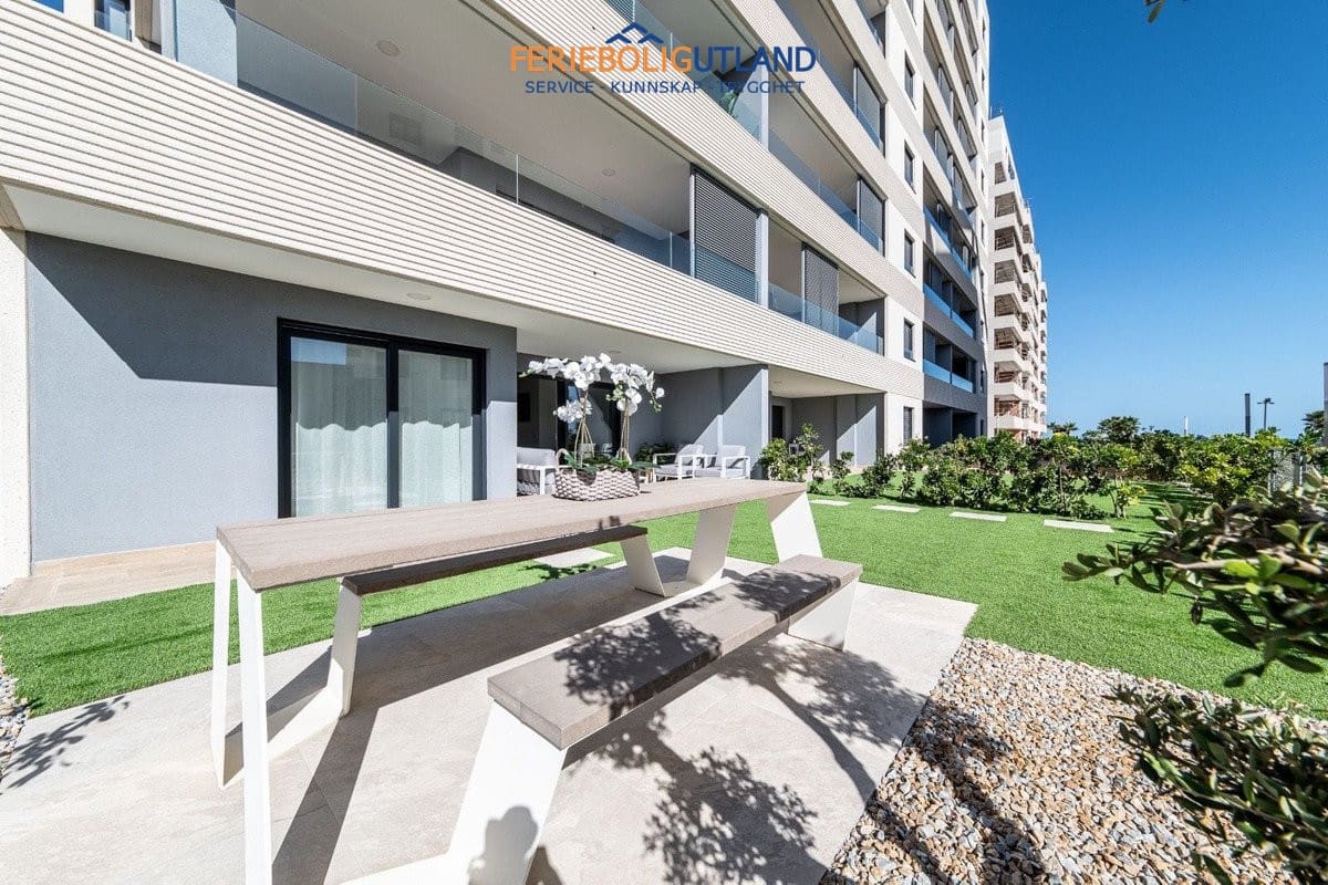 Apartamento de 2 habitaciones en Torrevieja en venta con piscina garaje - 495.000 € (Ref: 10012251)