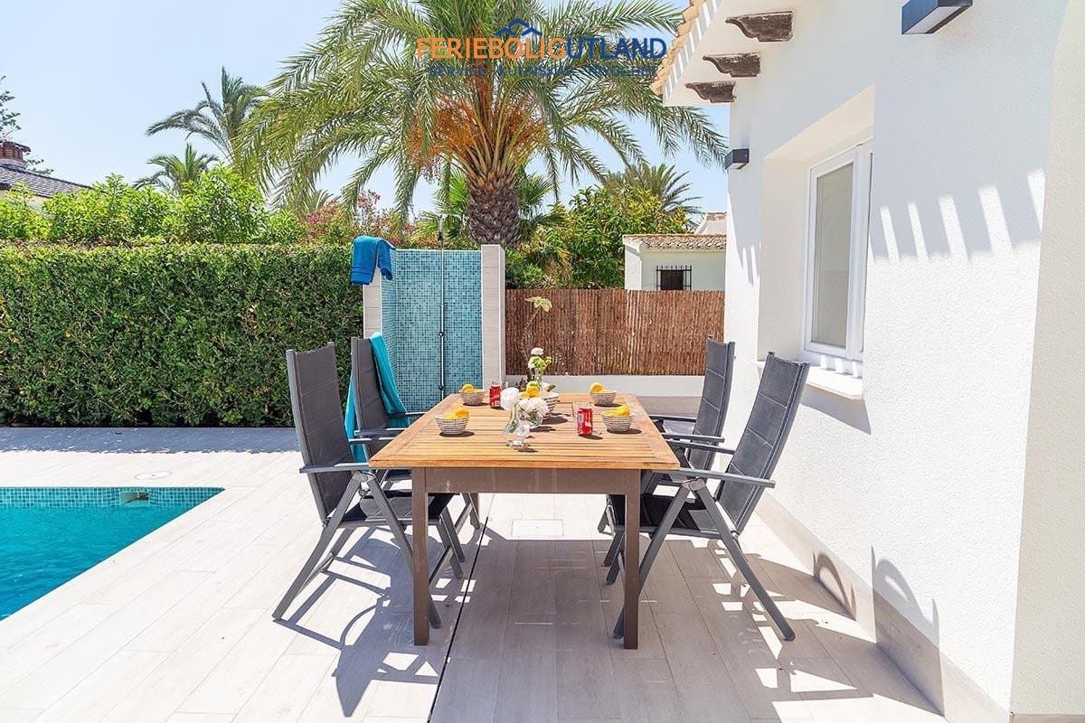 3 bedroom Villa for sale in Playa Flamenca with pool garage - € 940,000 (Ref: 10012257)
