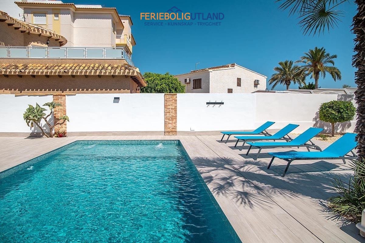 3 bedroom Villa for sale in Playa Flamenca with pool garage - € 940,000 (Ref: 10012257)