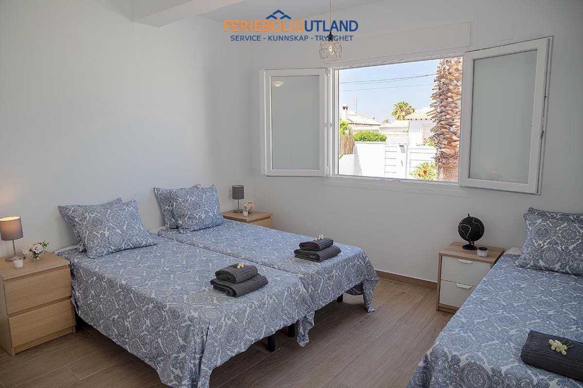 3 bedroom Villa for sale in Playa Flamenca with pool garage - € 940,000 (Ref: 10012257)