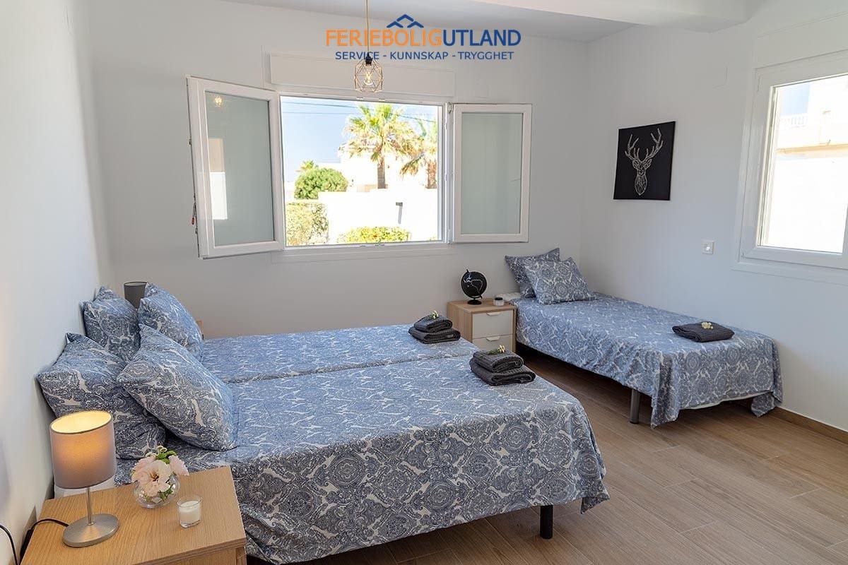 3 bedroom Villa for sale in Playa Flamenca with pool garage - € 940,000 (Ref: 10012257)