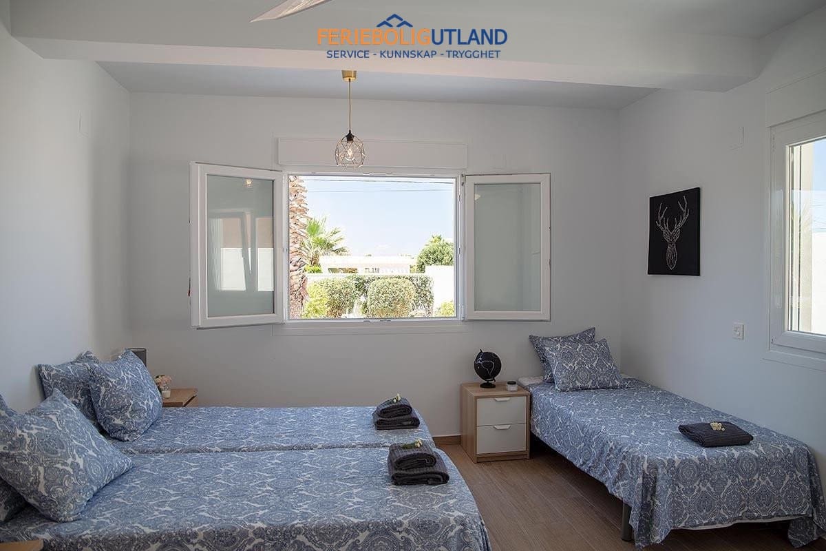 3 bedroom Villa for sale in Playa Flamenca with pool garage - € 940,000 (Ref: 10012257)