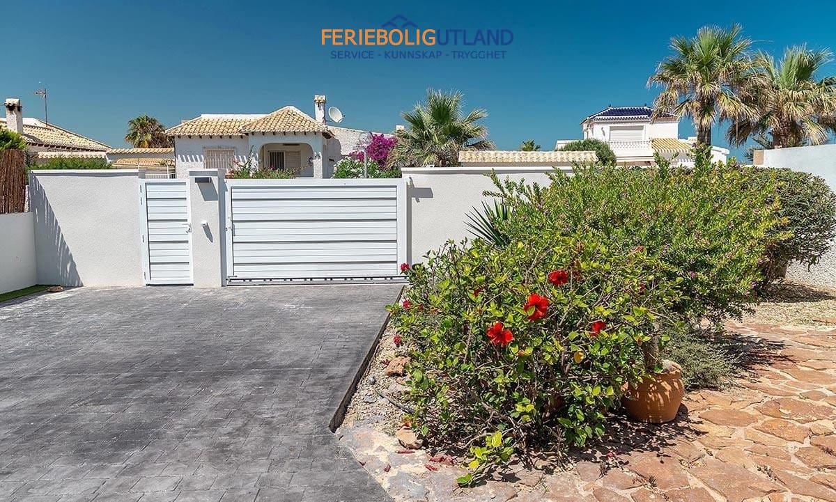 3 bedroom Villa for sale in Playa Flamenca with pool garage - € 940,000 (Ref: 10012257)