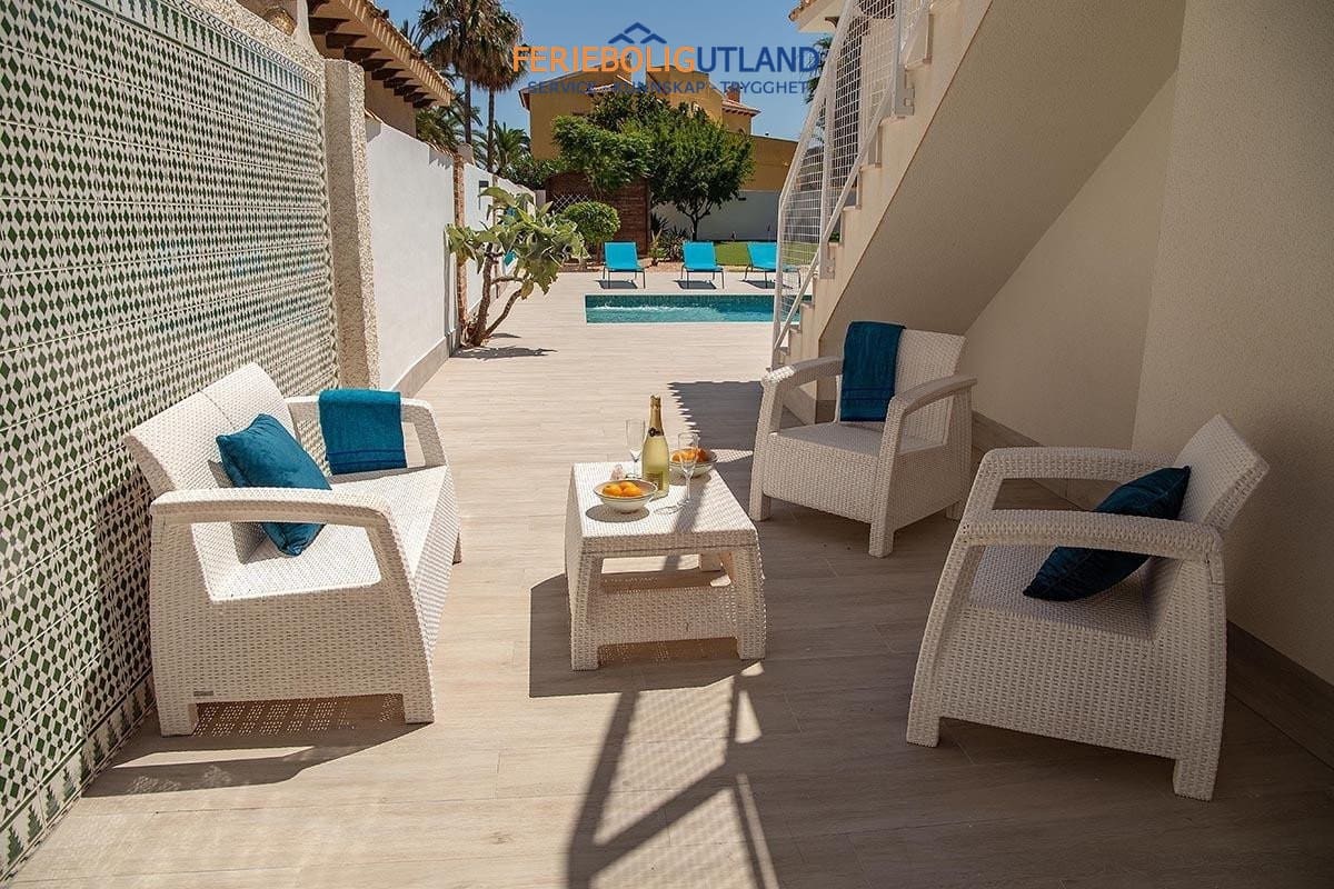 3 bedroom Villa for sale in Playa Flamenca with pool garage - € 940,000 (Ref: 10012257)
