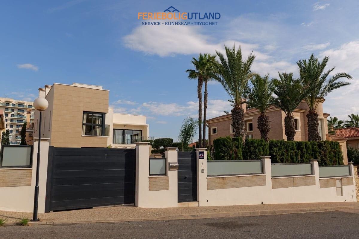 3 sovrum Villa till salu i Torrevieja med pool garage - 1 630 000 € (Ref: 10012262)