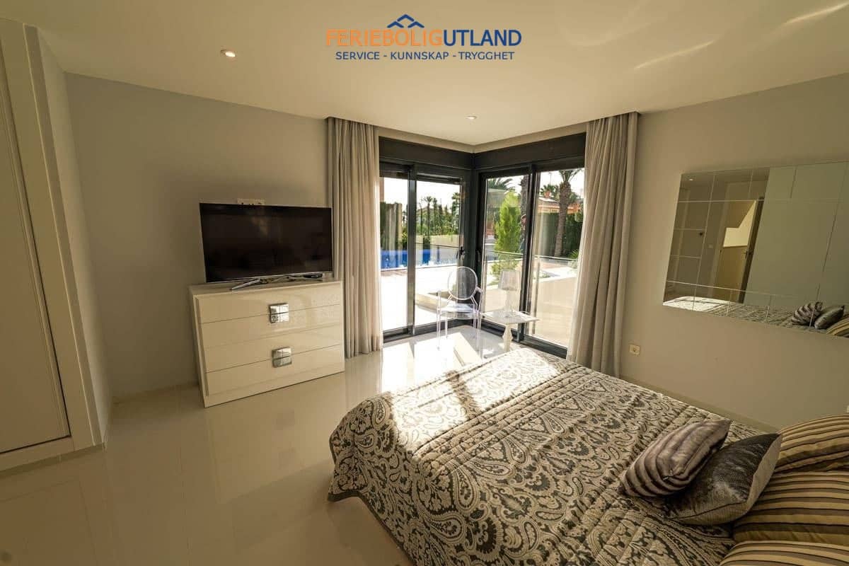 3 sovrum Villa till salu i Torrevieja med pool garage - 1 630 000 € (Ref: 10012262)