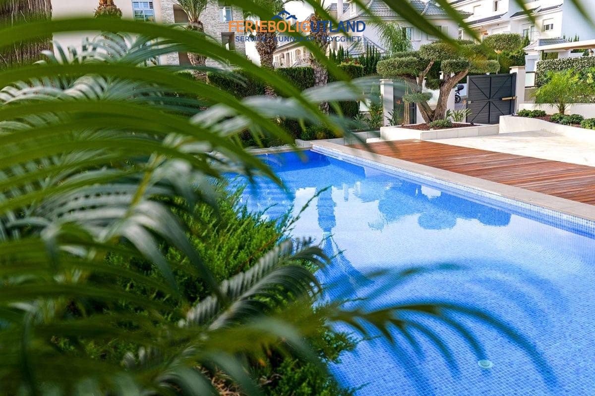 3 sovrum Villa till salu i Torrevieja med pool garage - 1 630 000 € (Ref: 10012262)