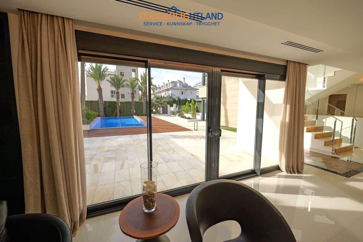 3 sovrum Villa till salu i Torrevieja med pool garage - 1 630 000 € (Ref: 10012262)