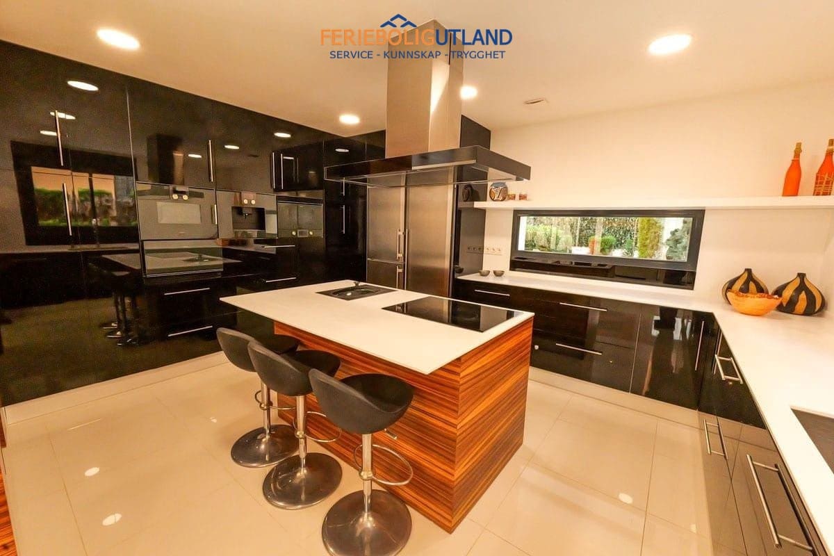3 sovrum Villa till salu i Torrevieja med pool garage - 1 630 000 € (Ref: 10012262)