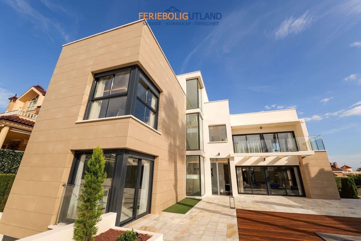3 sovrum Villa till salu i Torrevieja med pool garage - 1 630 000 € (Ref: 10012262)