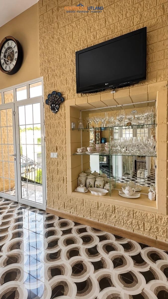 5 bedroom Villa for sale in Campoamor with pool garage - € 990,000 (Ref: 10012266)