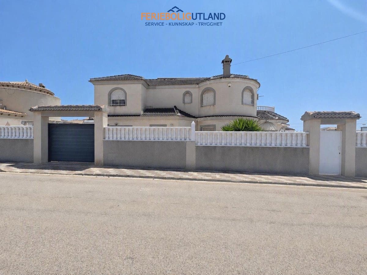 3 bedroom Villa for sale in La Siesta with pool - € 450,000 (Ref: 10012267)