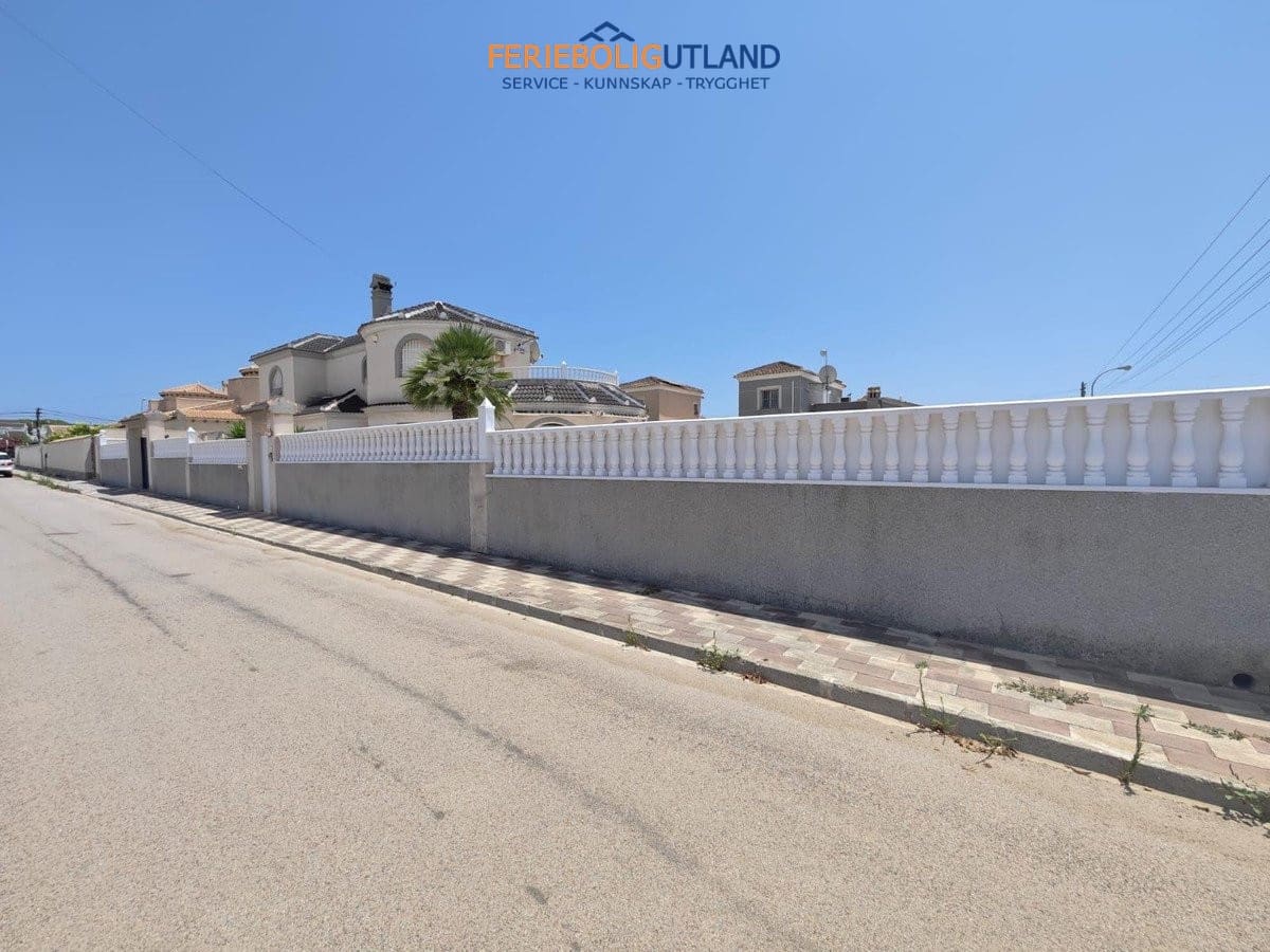 3 bedroom Villa for sale in La Siesta with pool - € 450,000 (Ref: 10012267)