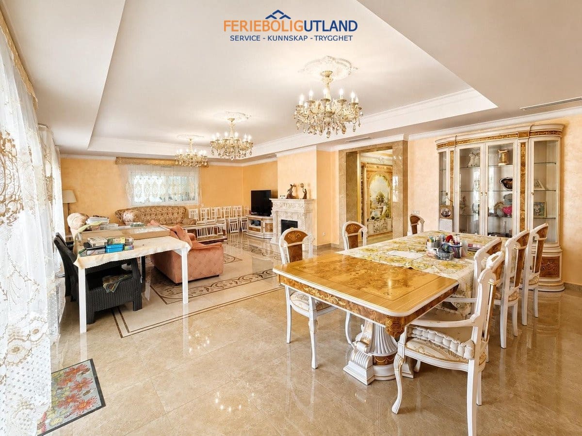 12 Zimmer Villa zu verkaufen in Cabo Roig mit Pool - 1.750.000 € (Ref: 10012273)