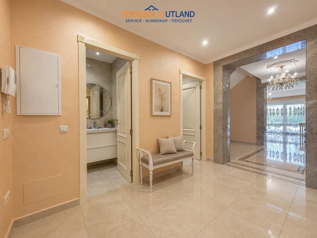12 Zimmer Villa zu verkaufen in Cabo Roig mit Pool - 1.750.000 € (Ref: 10012273)