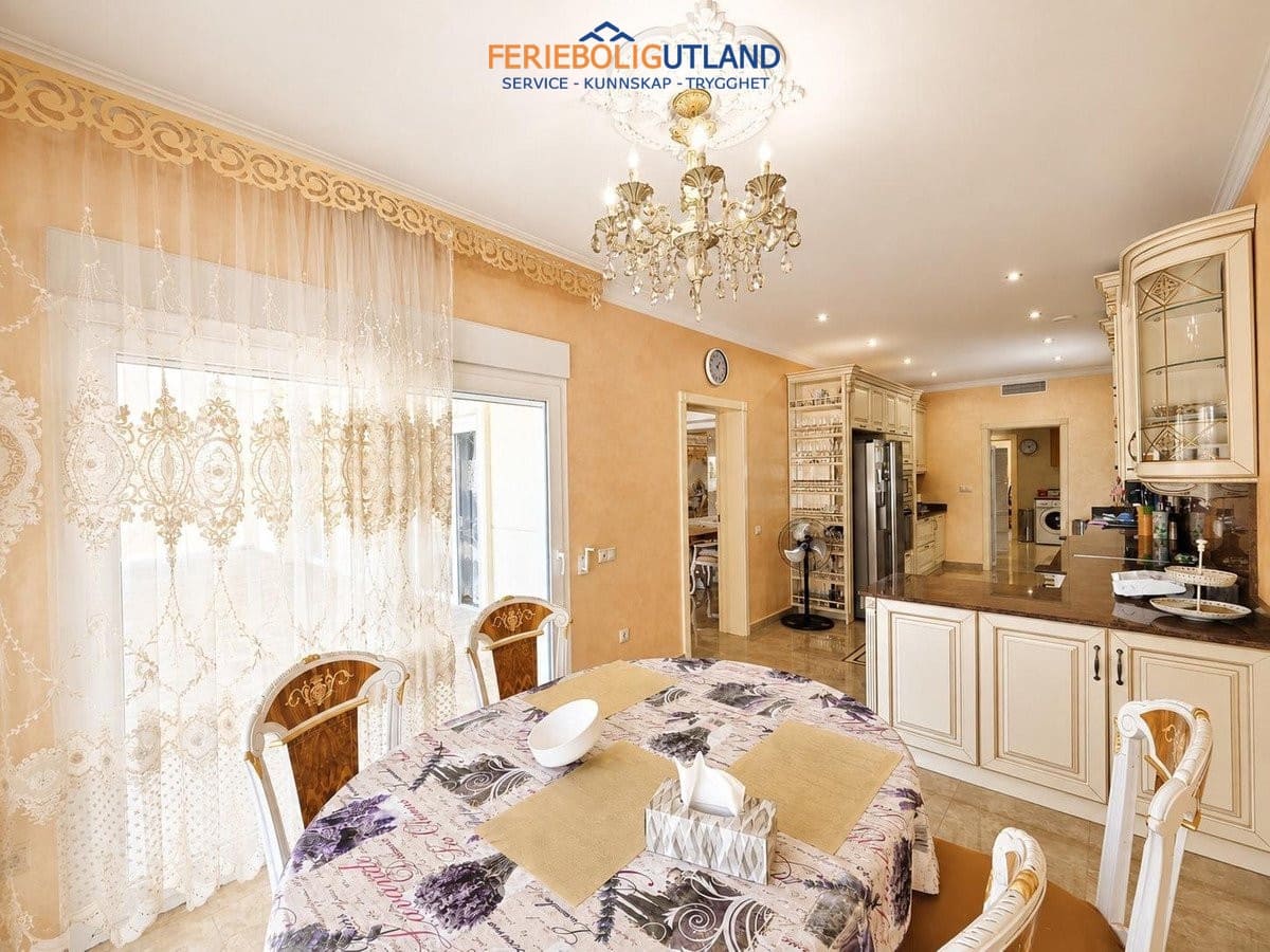 12 Zimmer Villa zu verkaufen in Cabo Roig mit Pool - 1.750.000 € (Ref: 10012273)