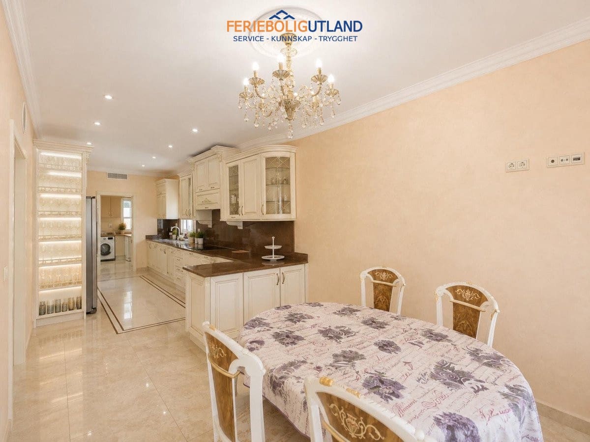 12 Zimmer Villa zu verkaufen in Cabo Roig mit Pool - 1.750.000 € (Ref: 10012273)