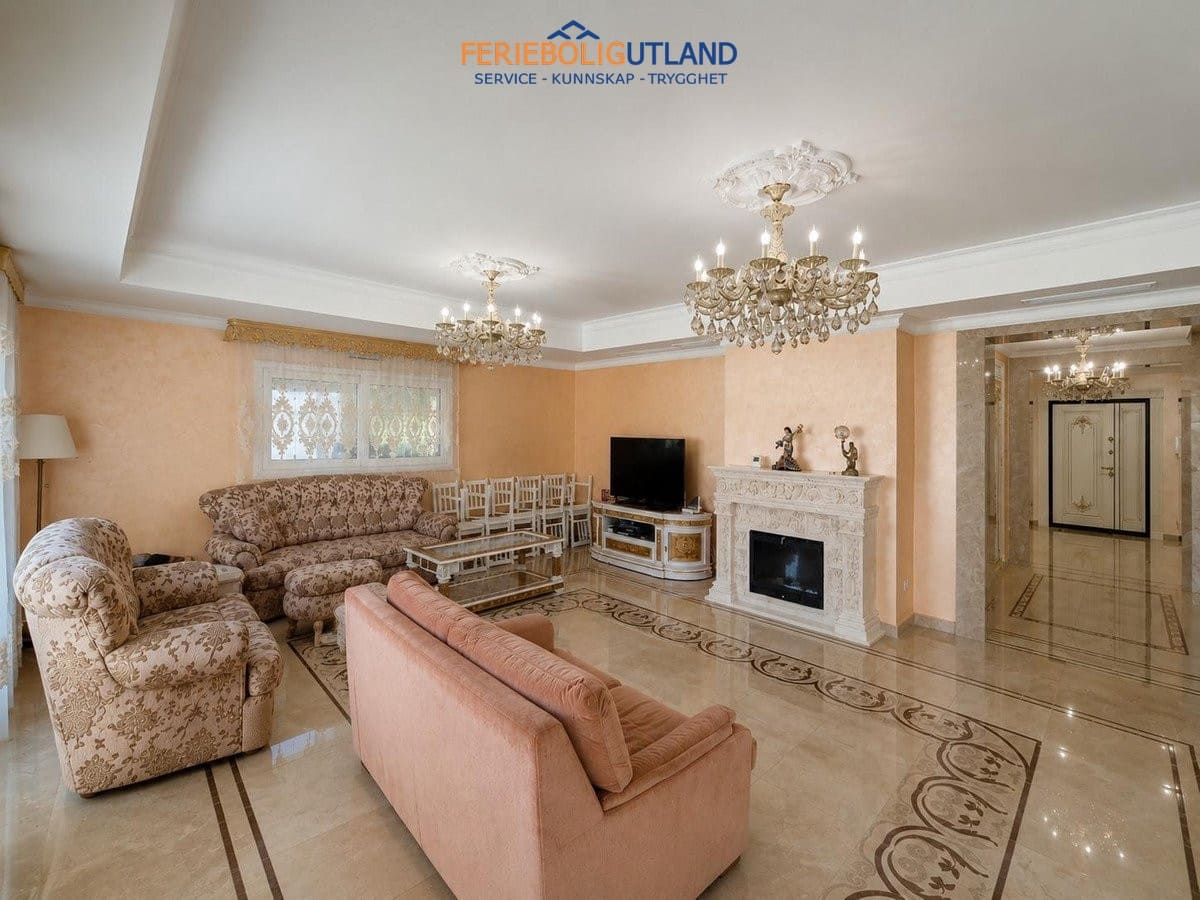 12 Zimmer Villa zu verkaufen in Cabo Roig mit Pool - 1.750.000 € (Ref: 10012273)