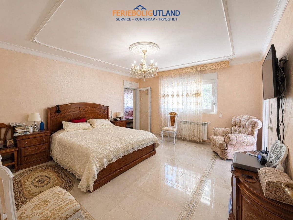 12 Zimmer Villa zu verkaufen in Cabo Roig mit Pool - 1.750.000 € (Ref: 10012273)