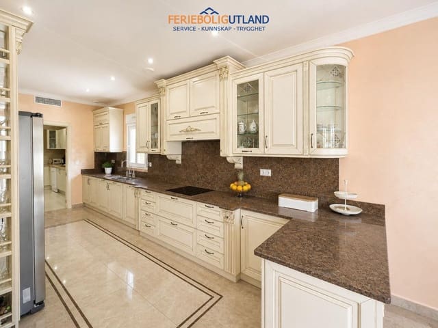 12 Zimmer Villa zu verkaufen in Cabo Roig, Orihuela mit Pool - 1.750.000 € (Ref: 10012273)