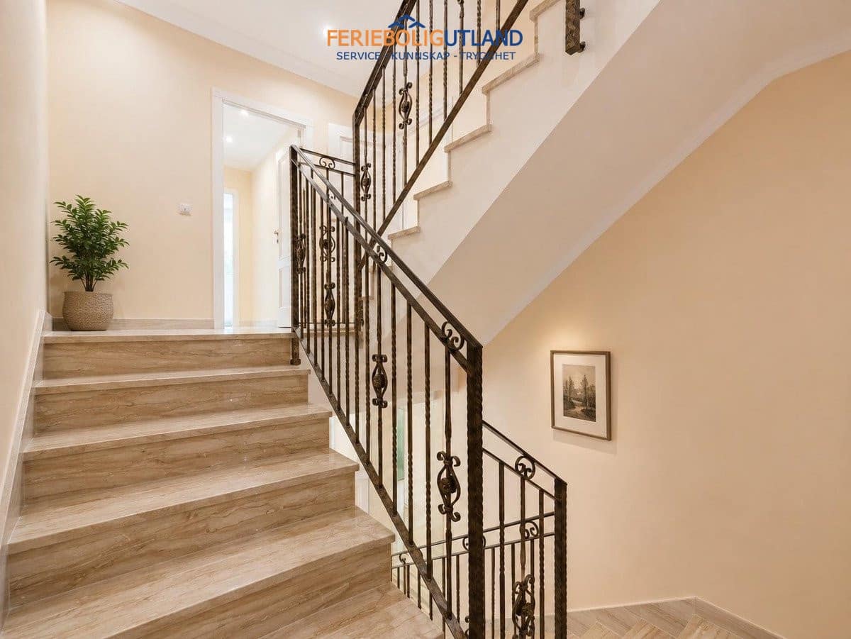 12 Zimmer Villa zu verkaufen in Cabo Roig mit Pool - 1.750.000 € (Ref: 10012273)
