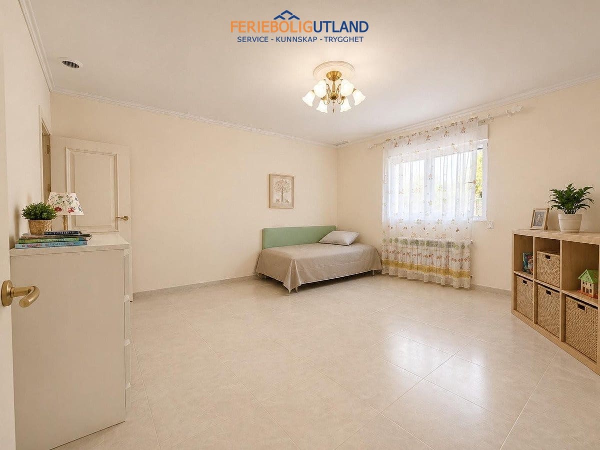 12 Zimmer Villa zu verkaufen in Cabo Roig mit Pool - 1.750.000 € (Ref: 10012273)