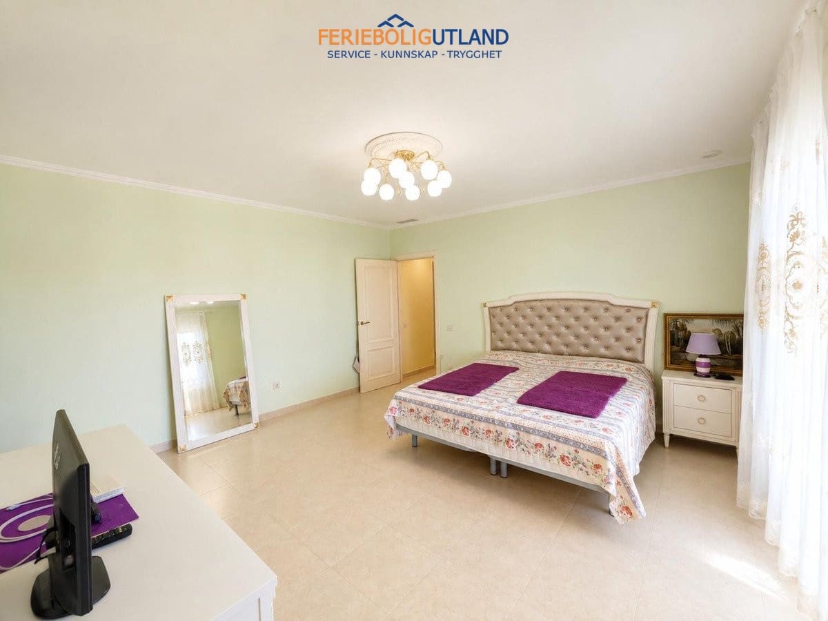 12 Zimmer Villa zu verkaufen in Cabo Roig mit Pool - 1.750.000 € (Ref: 10012273)