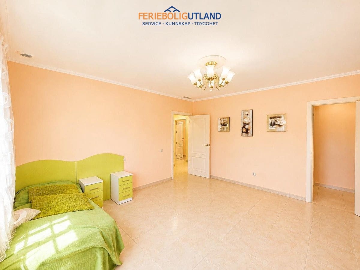 12 Zimmer Villa zu verkaufen in Cabo Roig mit Pool - 1.750.000 € (Ref: 10012273)