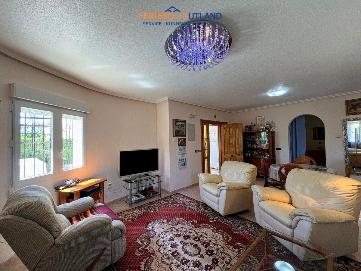 3 slaapkamer Villa te koop in Playa Flamenca met zwembad garage - € 555.000 (Ref: 10012478)