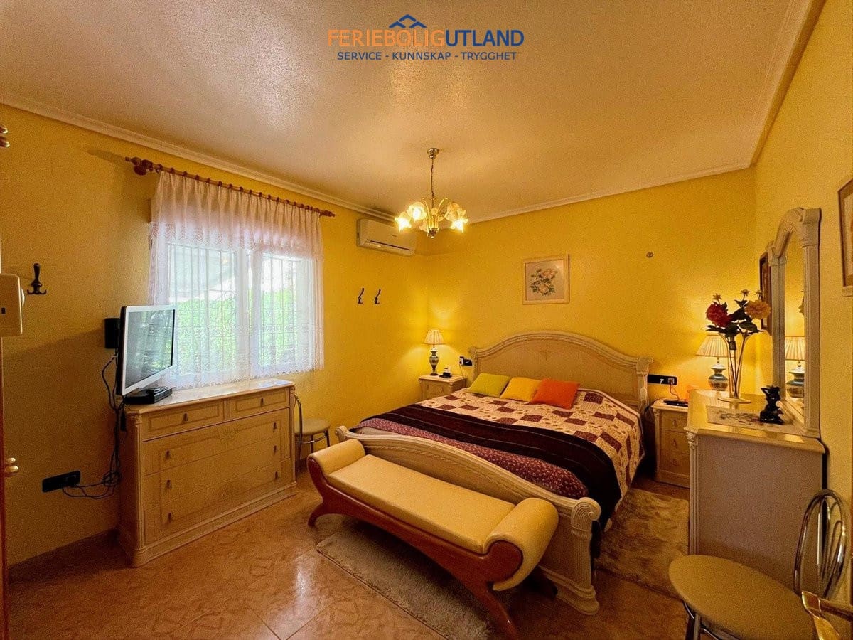3 slaapkamer Villa te koop in Playa Flamenca met zwembad garage - € 555.000 (Ref: 10012478)