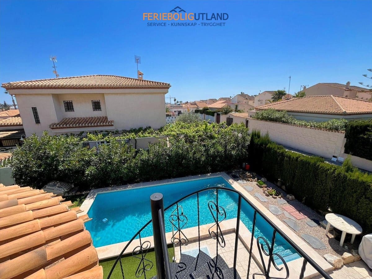 3 slaapkamer Villa te koop in Playa Flamenca met zwembad garage - € 555.000 (Ref: 10012478)