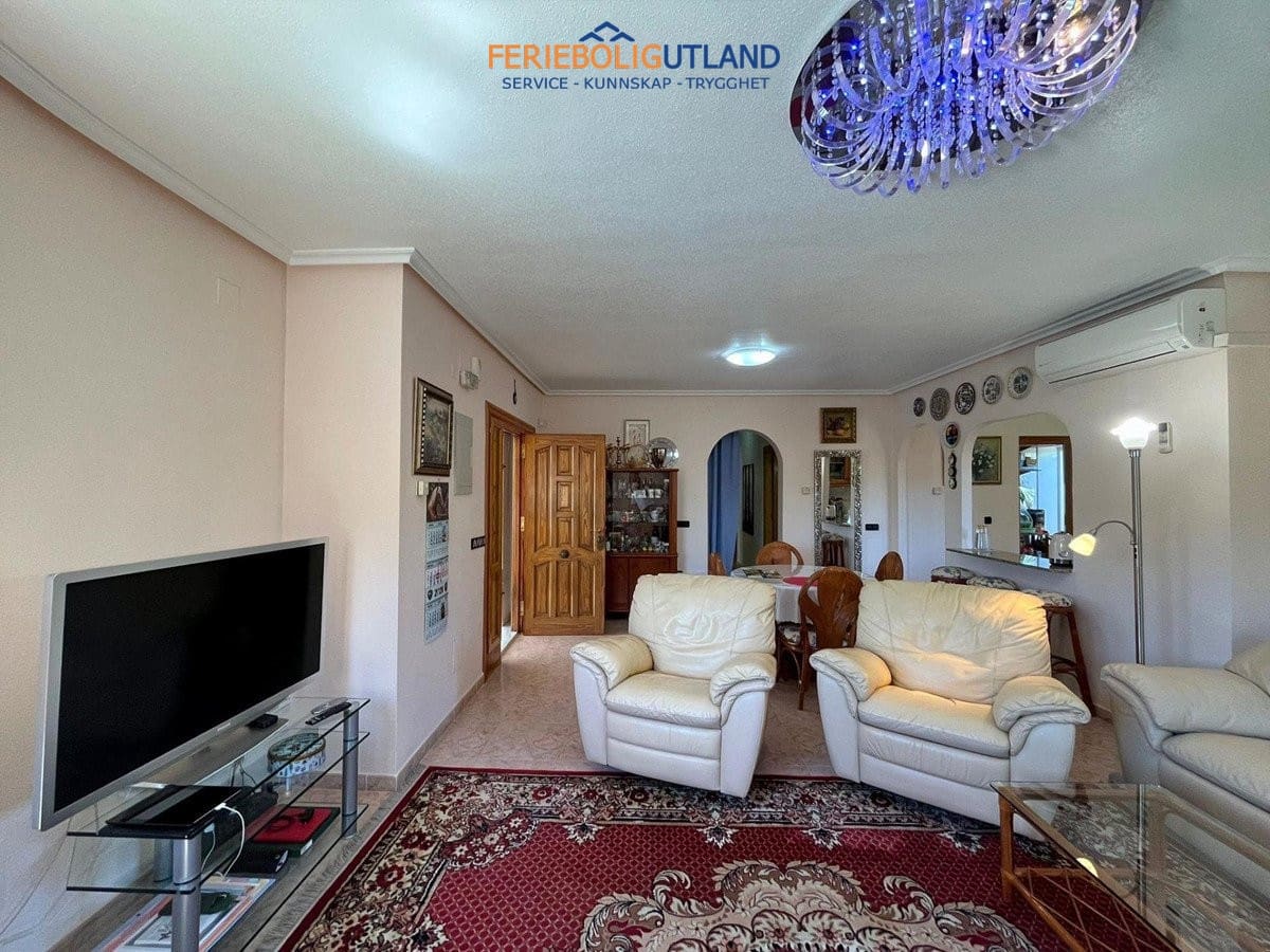 3 slaapkamer Villa te koop in Playa Flamenca met zwembad garage - € 555.000 (Ref: 10012478)