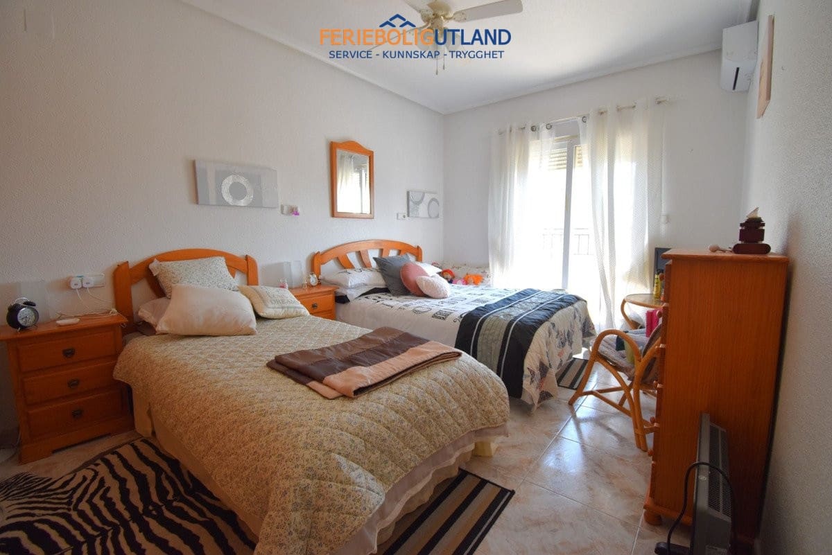 4 slaapkamer Huis te koop in Playa Flamenca met zwembad garage - € 290.000 (Ref: 10012567)
