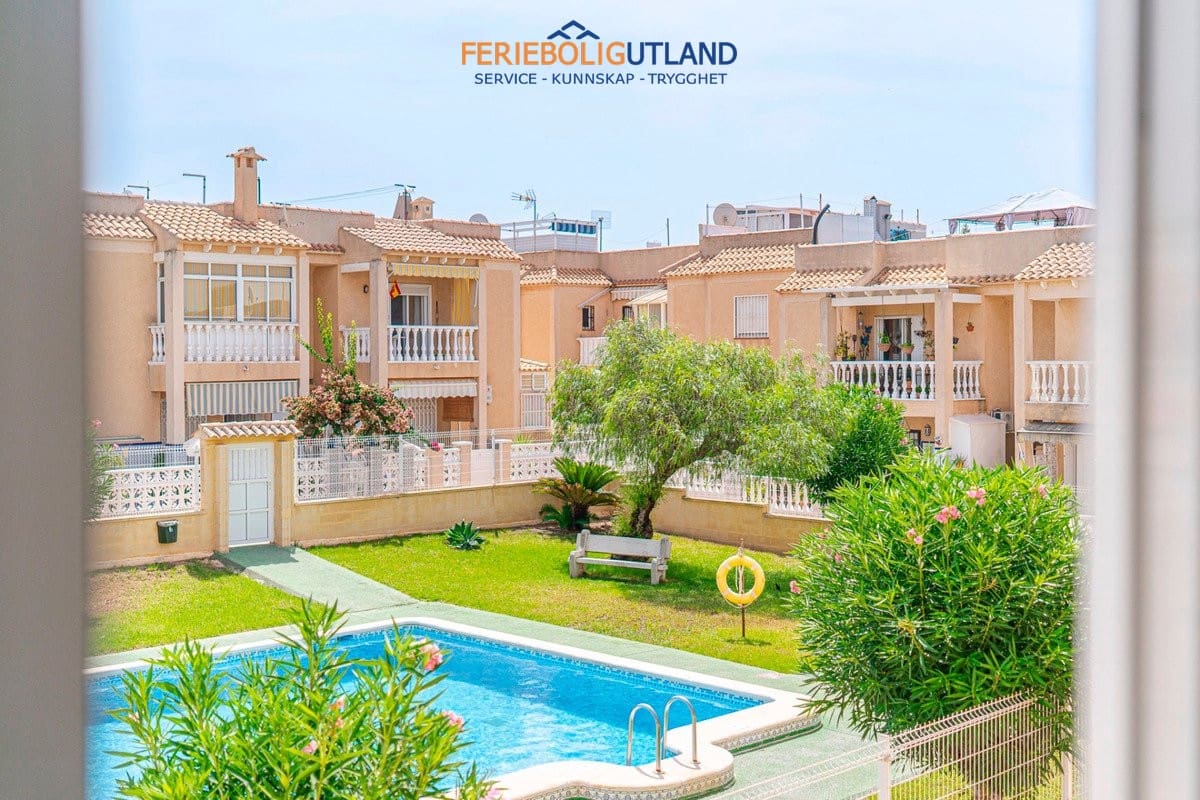 2 soverom Leilighet til salgs i Torrevieja med svømmebasseng garasje - € 129 000 (Ref: 10015844)