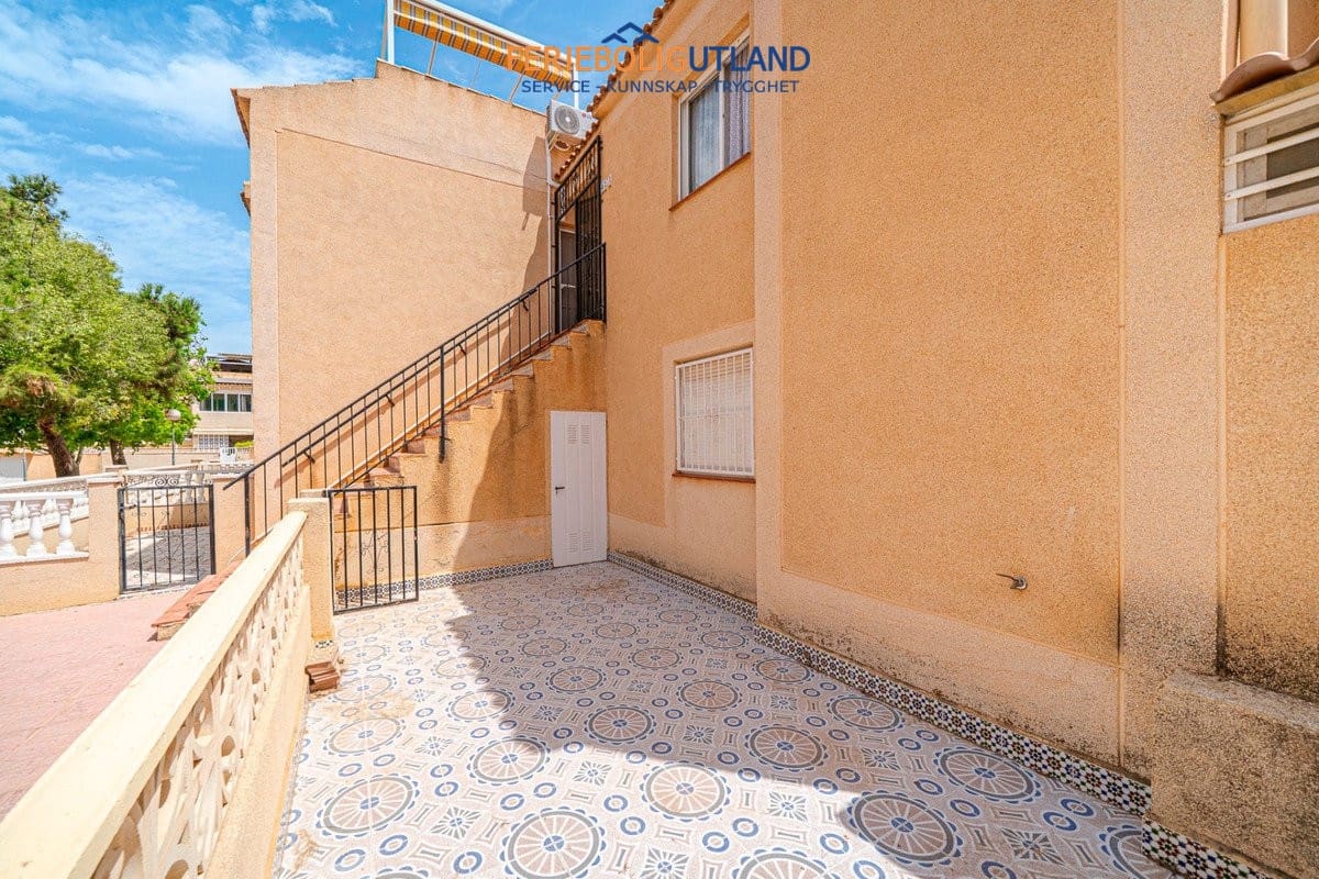 2 soverom Leilighet til salgs i Torrevieja med svømmebasseng garasje - € 129 000 (Ref: 10015844)