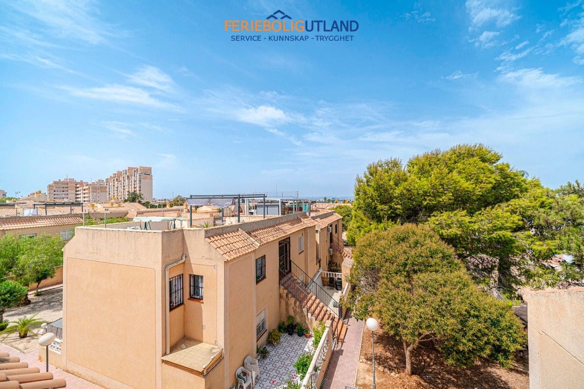 2 soverom Leilighet til salgs i Torrevieja med svømmebasseng garasje - € 129 000 (Ref: 10015844)