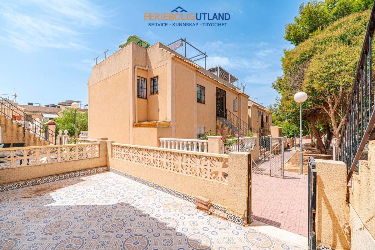 2 soverom Leilighet til salgs i Torrevieja med svømmebasseng garasje - € 129 000 (Ref: 10015844)