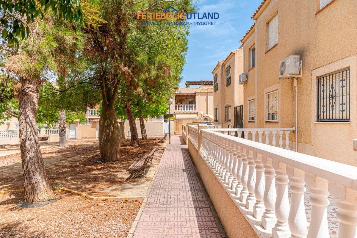 2 soverom Leilighet til salgs i Torrevieja med svømmebasseng garasje - € 129 000 (Ref: 10015844)