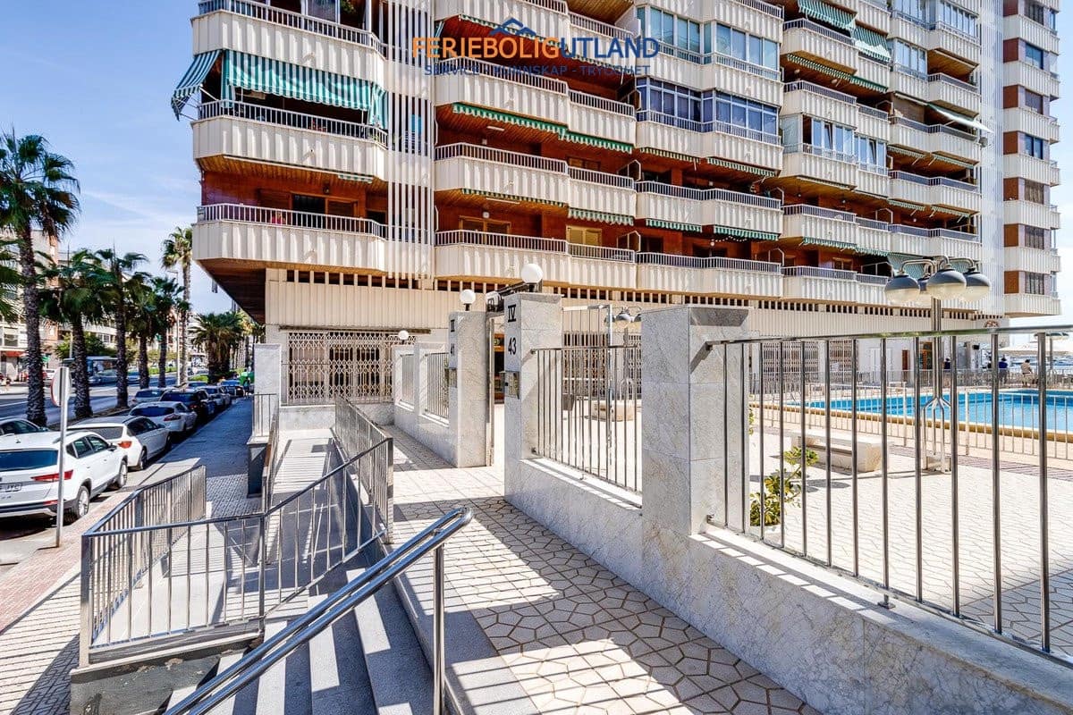 Apartamento de 3 habitaciones en Torrevieja en venta con piscina - 256.000 € (Ref: 10019705)