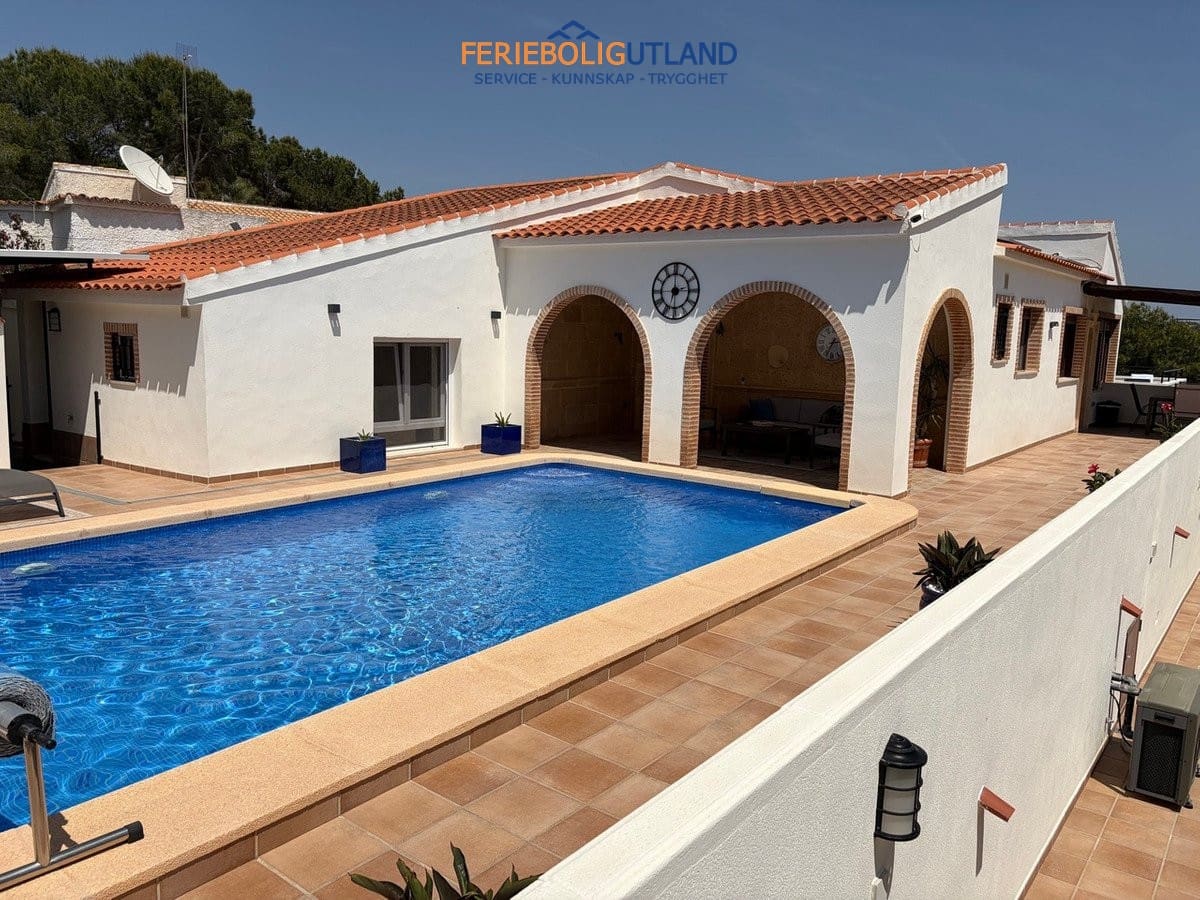 4 bedroom Villa for sale in Pinar de Campoverde with pool garage - € 699,950 (Ref: 10029527)