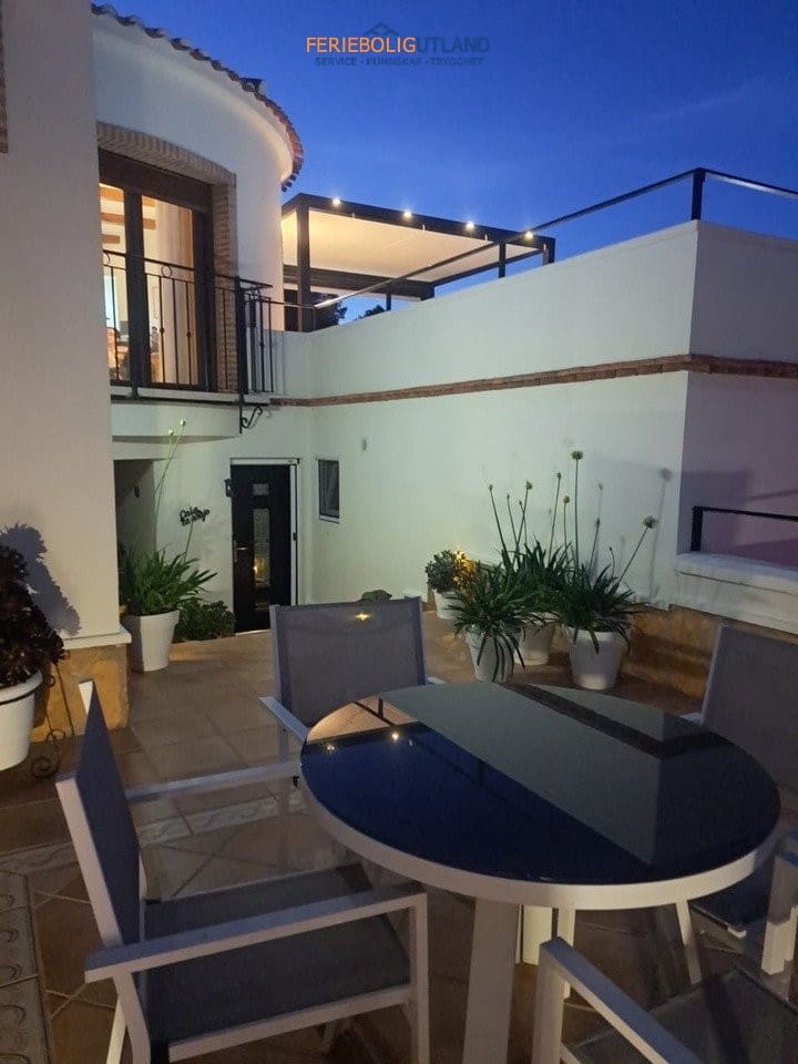 4 bedroom Villa for sale in Pinar de Campoverde with pool garage - € 699,950 (Ref: 10029527)