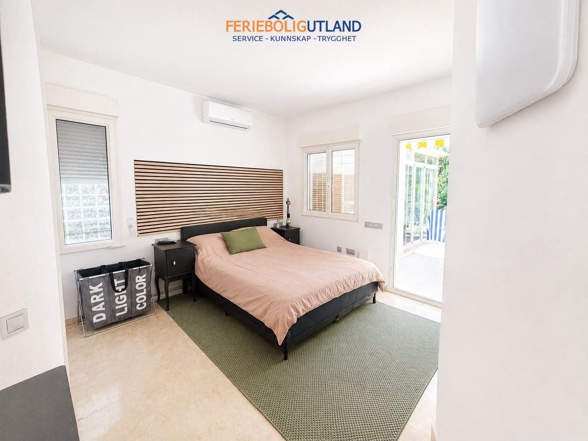 3 bedroom Villa for sale in Villamartin with pool garage - € 529,995 (Ref: 10029686)