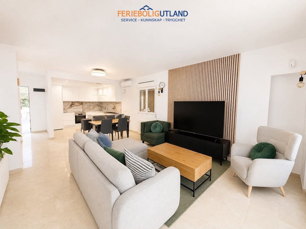 3 bedroom Villa for sale in Villamartin with pool garage - € 529,995 (Ref: 10029686)