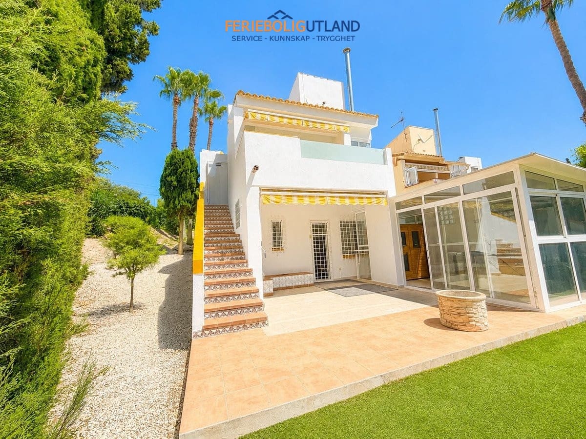 3 bedroom Villa for sale in Villamartin with pool garage - € 529,995 (Ref: 10029686)