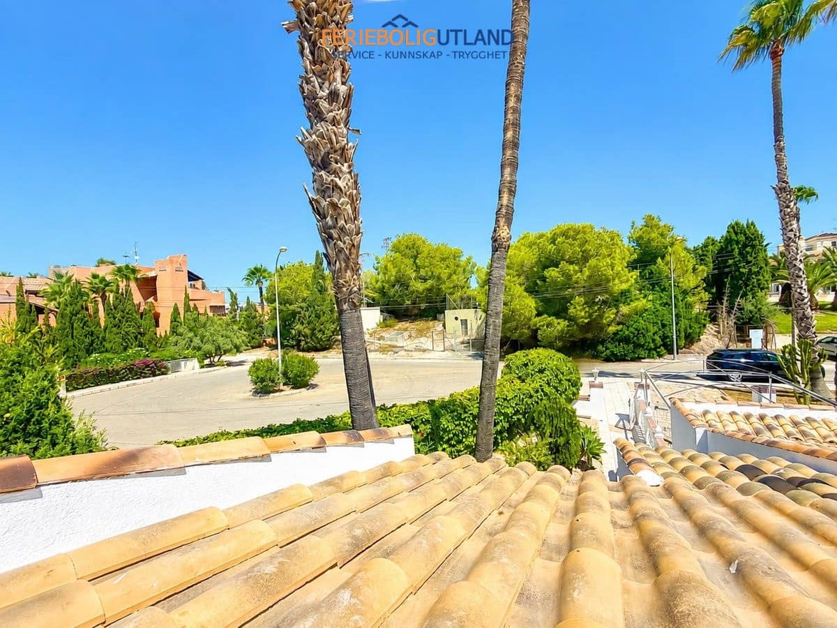 3 bedroom Villa for sale in Villamartin with pool garage - € 529,995 (Ref: 10029686)